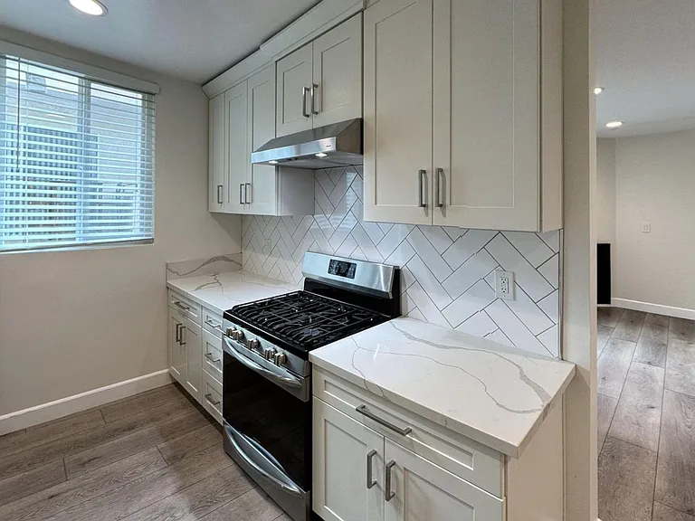 942 7th St #6 — Photo 3