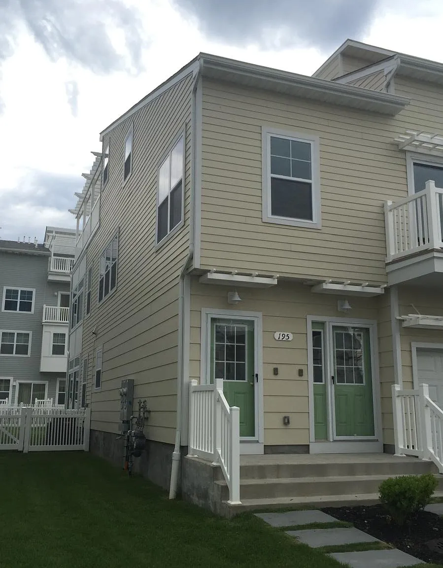 3 bed, 2.5 bath, 2300 sqft, $2,300 — Photo 1