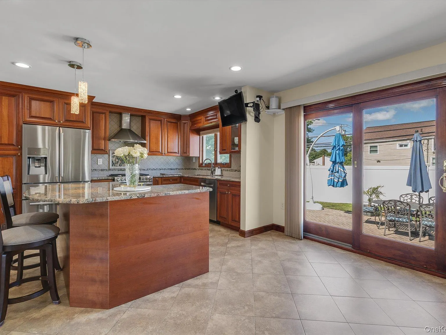 3 bed, 2.0 bath, 1223 sqft, $5,200 — Photo 4