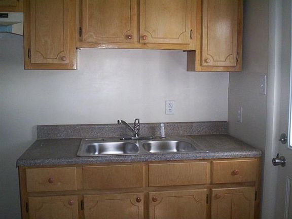 3rd image of 1601 Savannah Ave