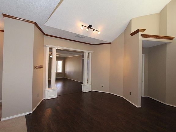 4th image of 103 N York Ave