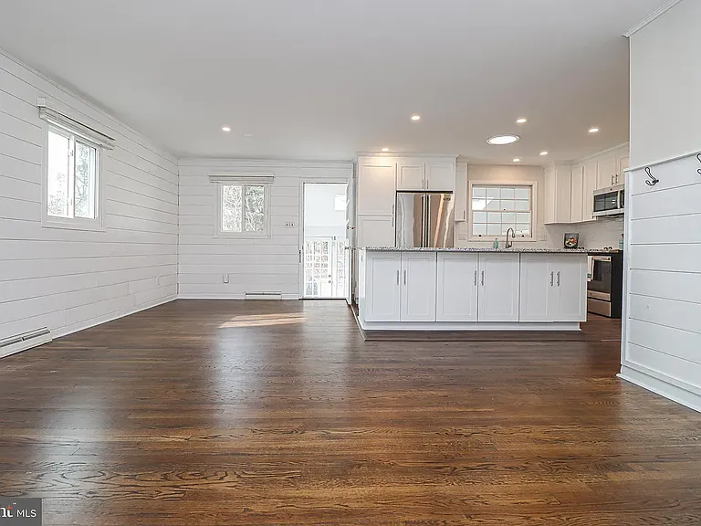 430 Duvall Ln — Photo 4