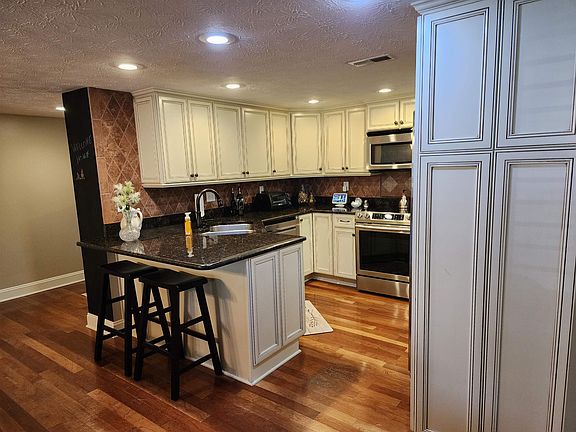 4th image of 22 Courtyard Ln