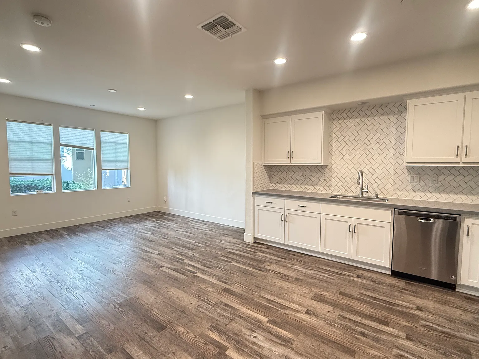 4 bed, 3.5 bath, 1829 sqft, $4,700 — Photo 3