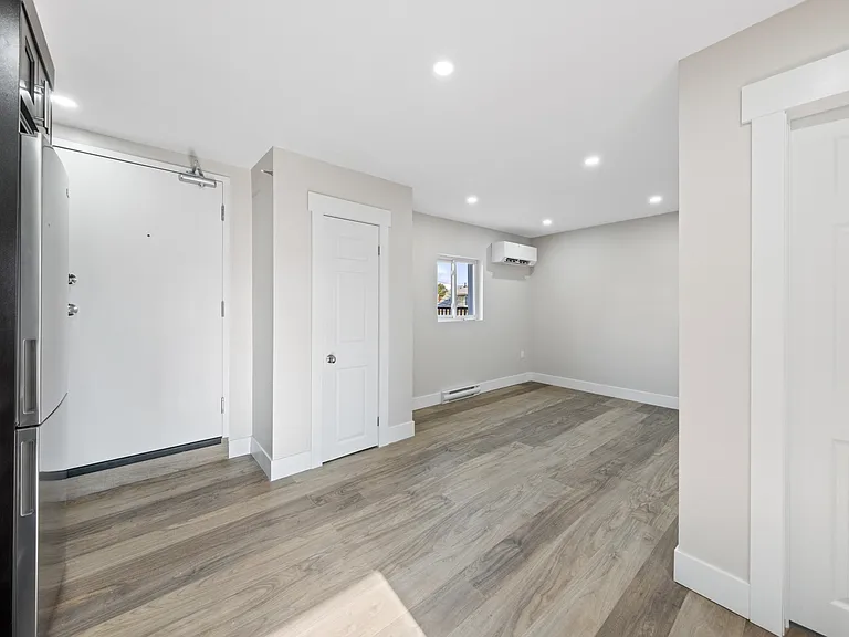 1157 Erie St E #3 — Photo 4