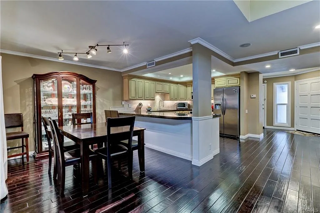 2 bed, 2.5 bath, 1722 sqft, $5,500 — Photo 3