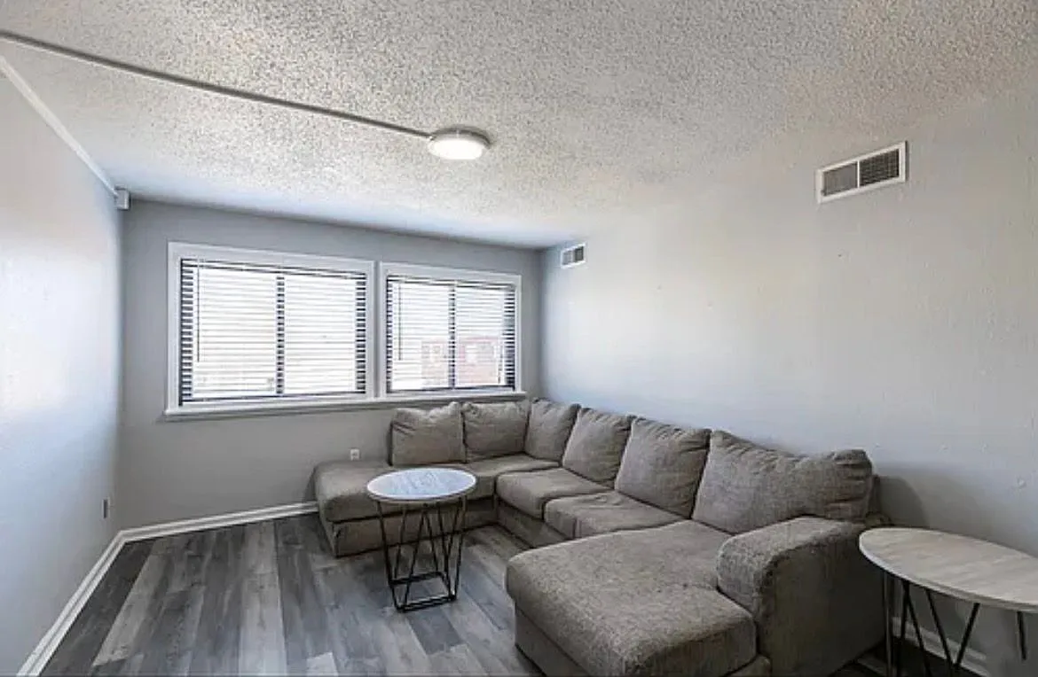2 bed, 1000 sqft, $1,500 — Photo 4