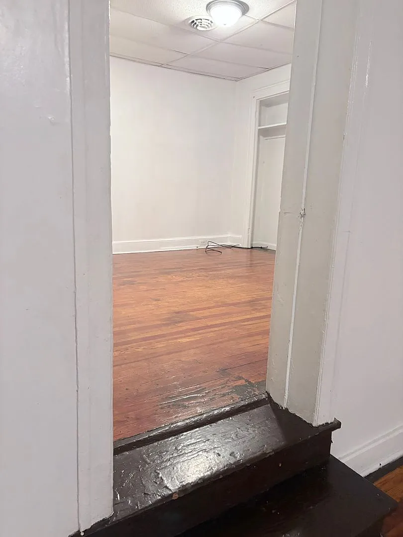 Spacious 3 Bedroom Parking in York City SD — Photo 4