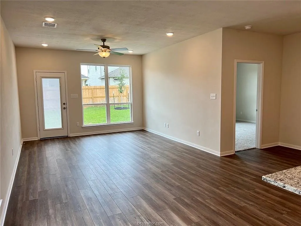 4 bed, 1954 sqft, $2,400 — Photo 2