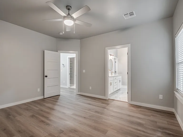 11301 N Blackwelder Ave #B — Photo 10