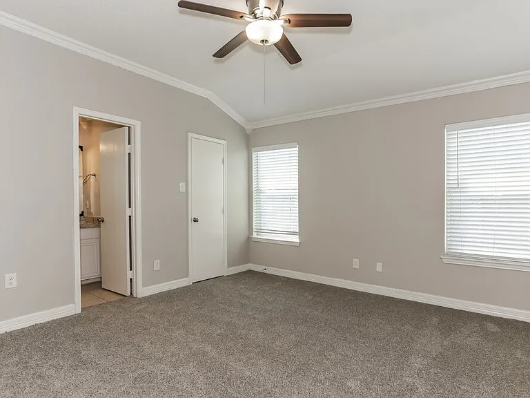 902 Beaufort Ct — Photo 10