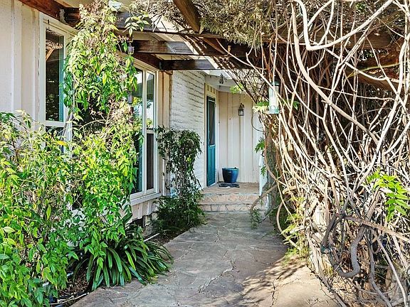 5th image of 320 Beaumont Dr