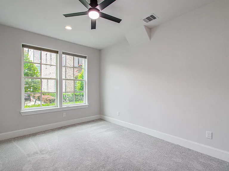 9532 London Bridge Sta — Photo 9