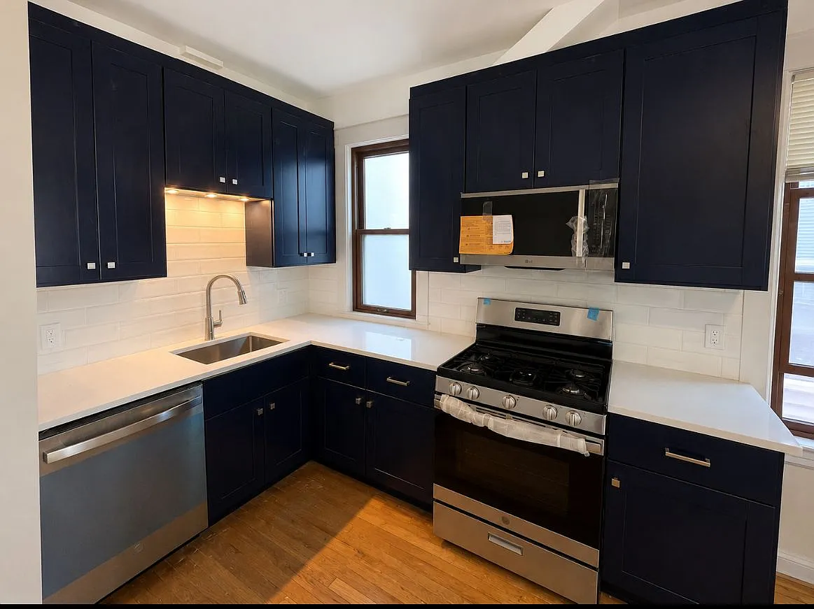 Building Photo - 627 4th St NE #3