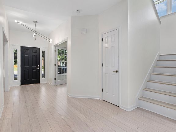 4th image of 105 Blossom Ct