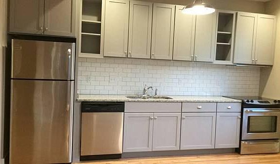 4th image of 402 Dobson St