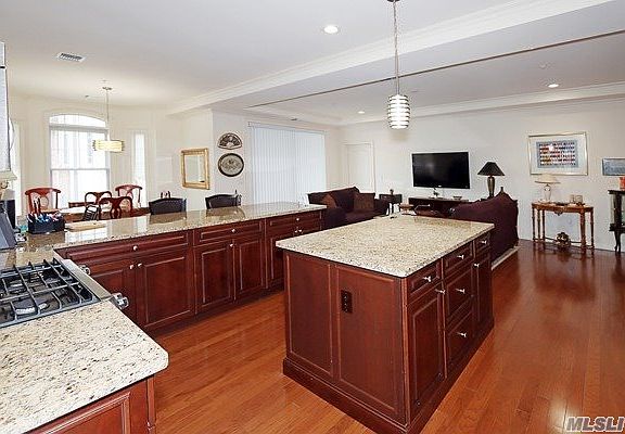 3rd image of 320 Roosevelt Way