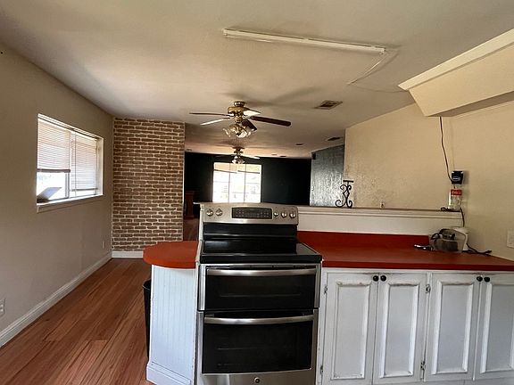 4th image of 2525 Oakwood Ter