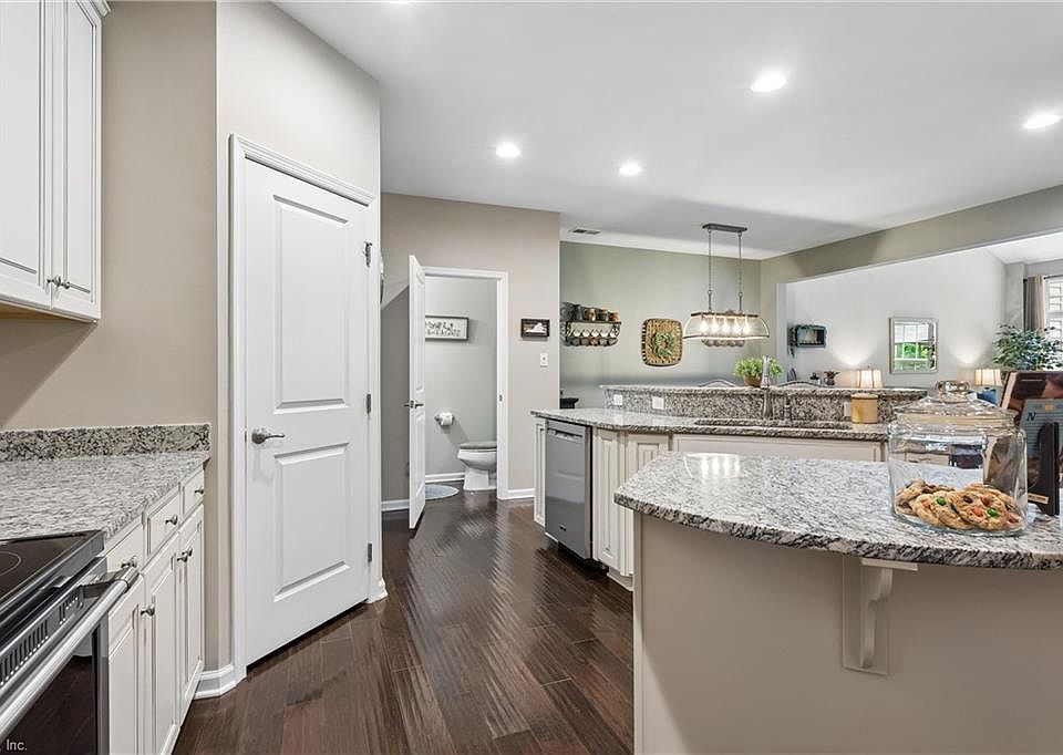 1st image of 123 McCormick Pl