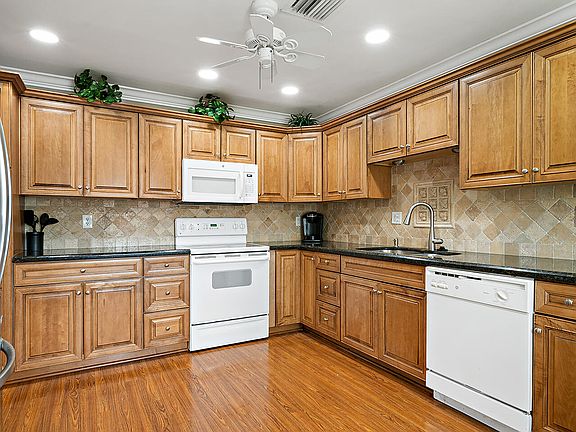 4th image of 1600 NW 18th Avenue #103