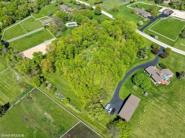 6N390 Palomino Dr, Saint Charles, IL 60175