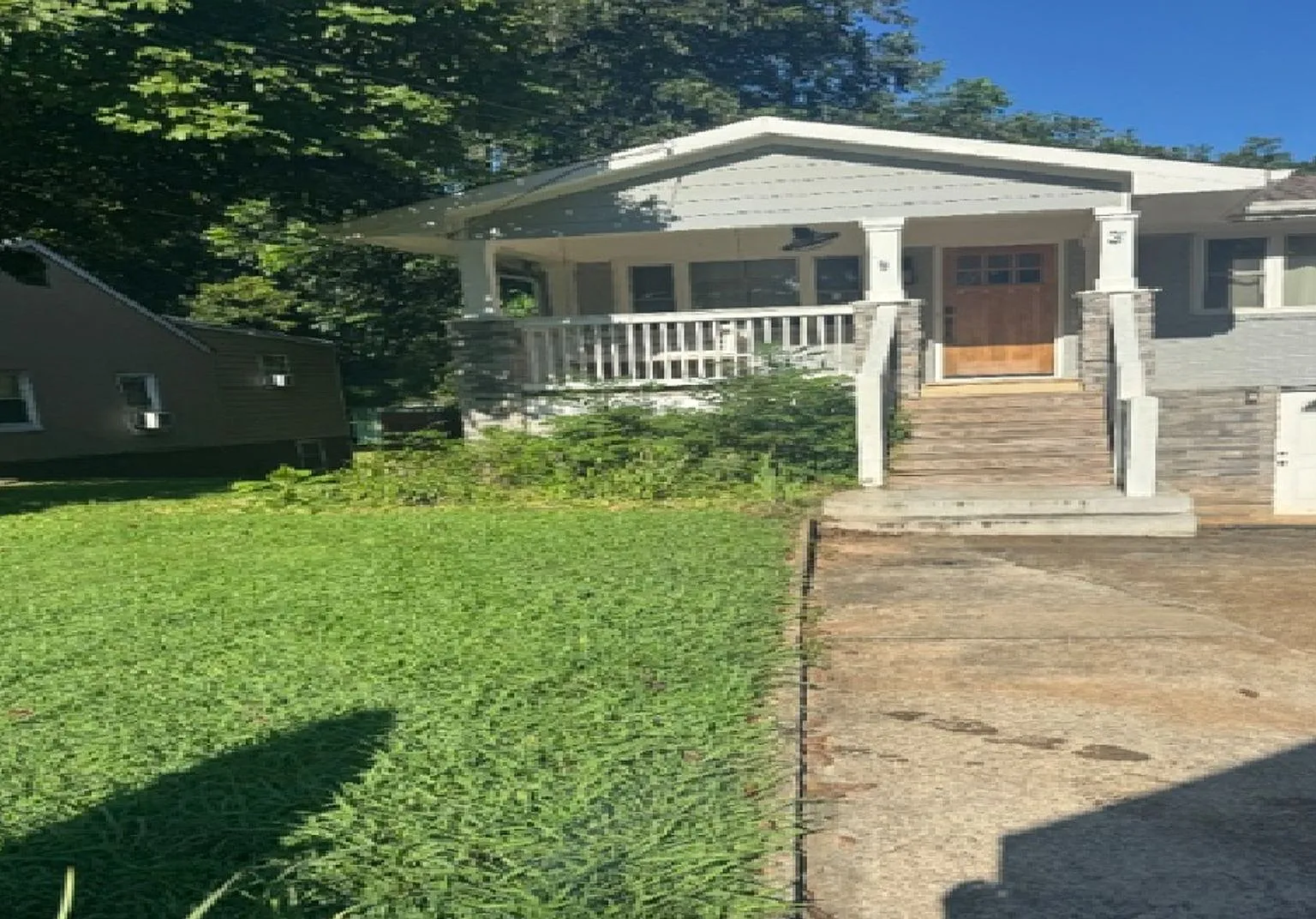 Gorgeous Renovated Bungalow For Rent In Highly Sought After Edgewood Neighborhood! — Photo 1