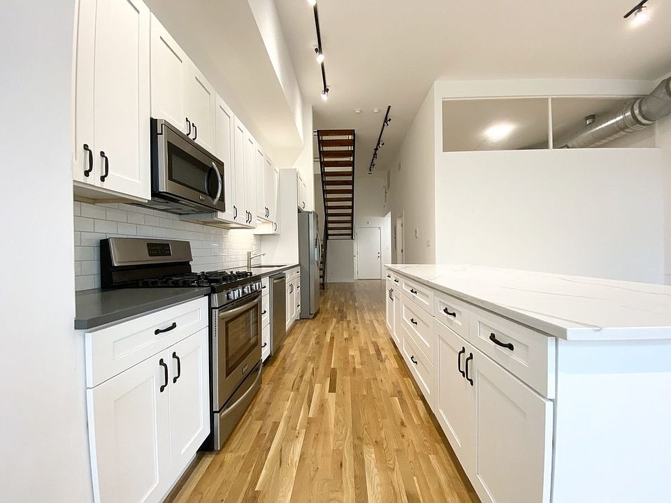 1st image of 1348 N Milwaukee Ave #206