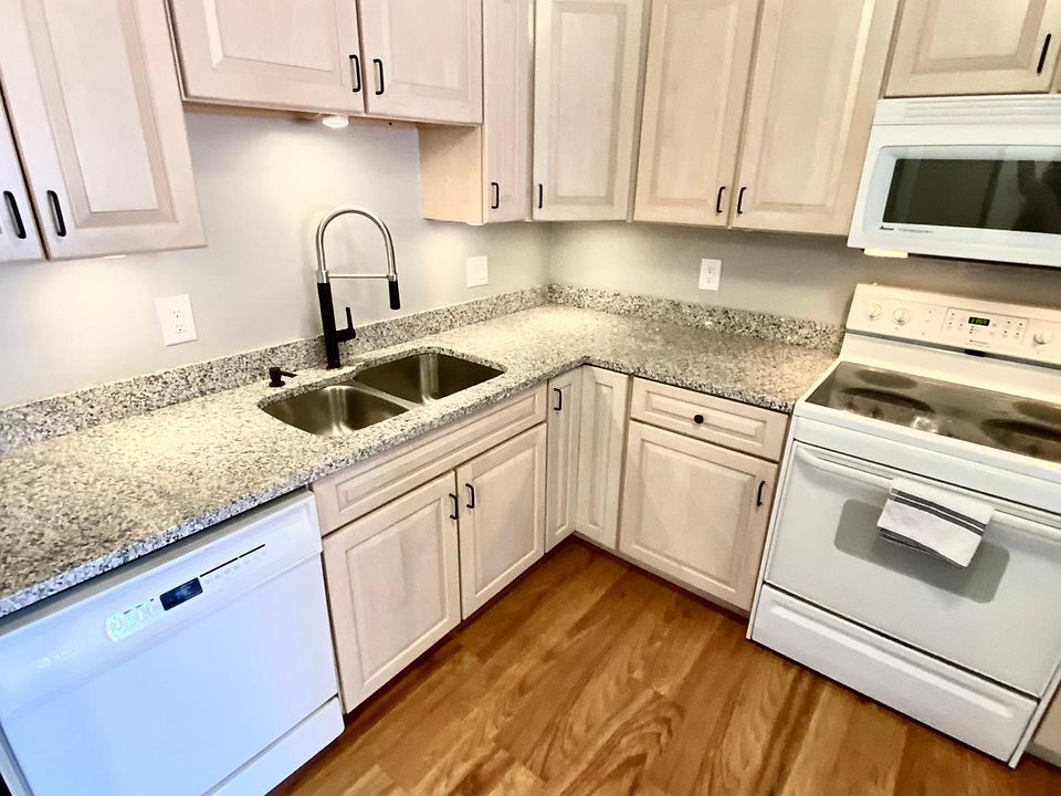 1st image of 26 10th St W Unit 602