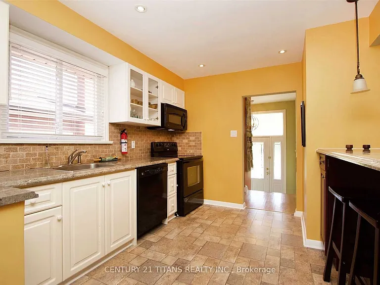 38 Rochman Blvd — Photo 2