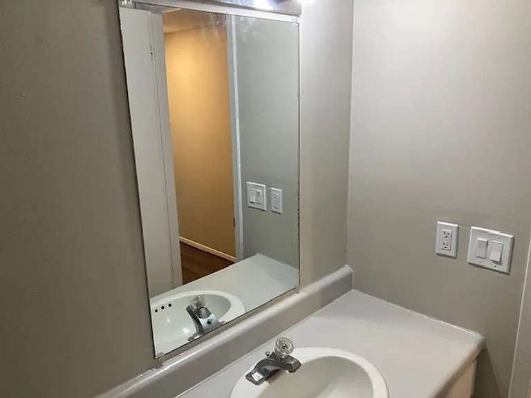 Hollow Hills Apartments — Photo 45
