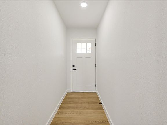 4th image of 863 Marcolin St