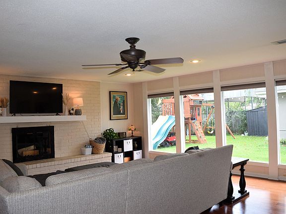 3rd image of 16 Heatherwood Dr