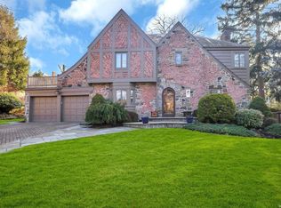 90 Alder Shot Ln, Manhasset, NY 11030