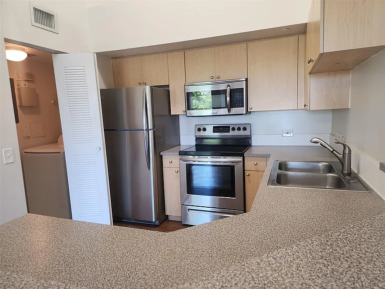 317 Villa Cir #317 — Photo 14