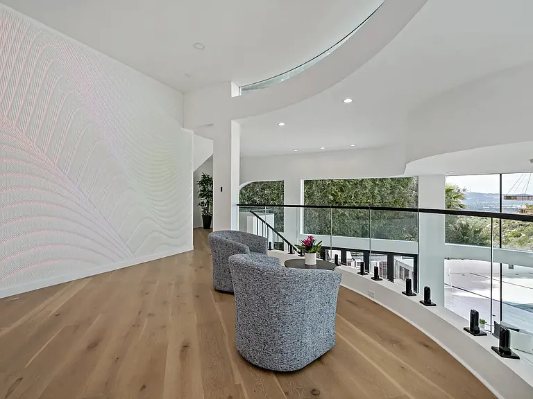 15105 Mulholland Dr — Photo 24
