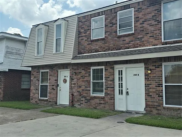 2 bed, 1.5 bath, 900 sqft, $1,200 — Photo 2