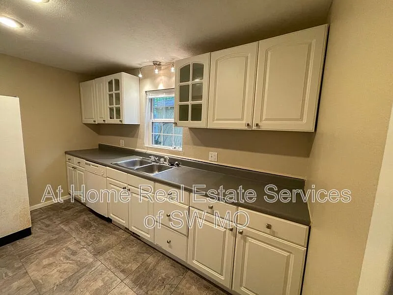 4 bed, 2.0 bath, 1400 sqft, $1,580 — Photo 4