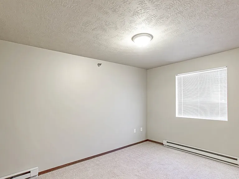 Auburn Manor Apartments — Photo 23
