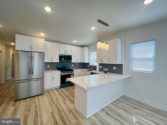 3rd image of 2303 Oakmont St