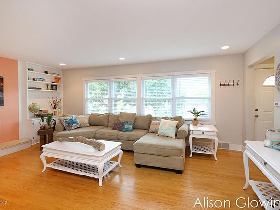 4th image of 1720 Hiawatha Dr SE