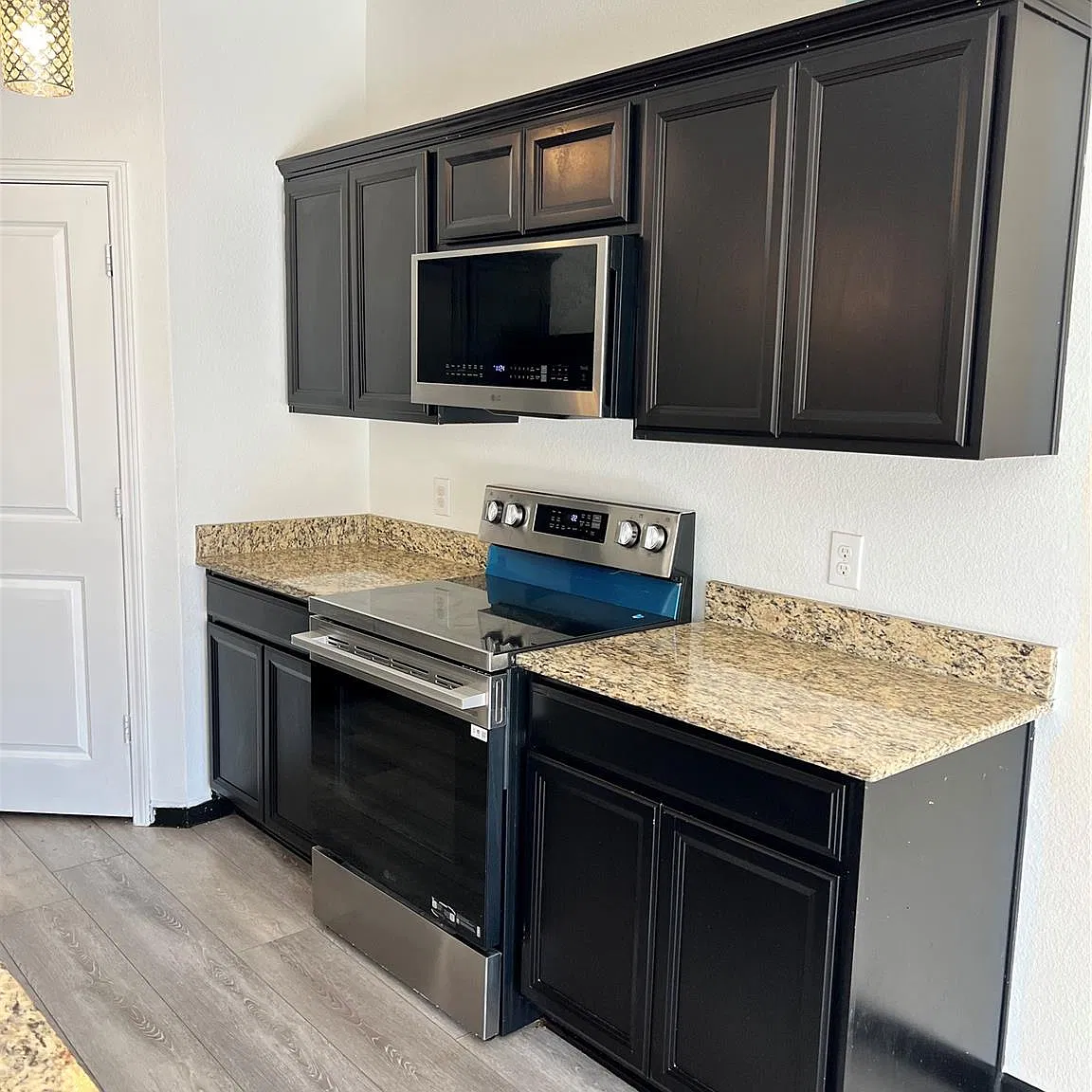 5 bed, 2854 sqft, $2,950 — Photo 2
