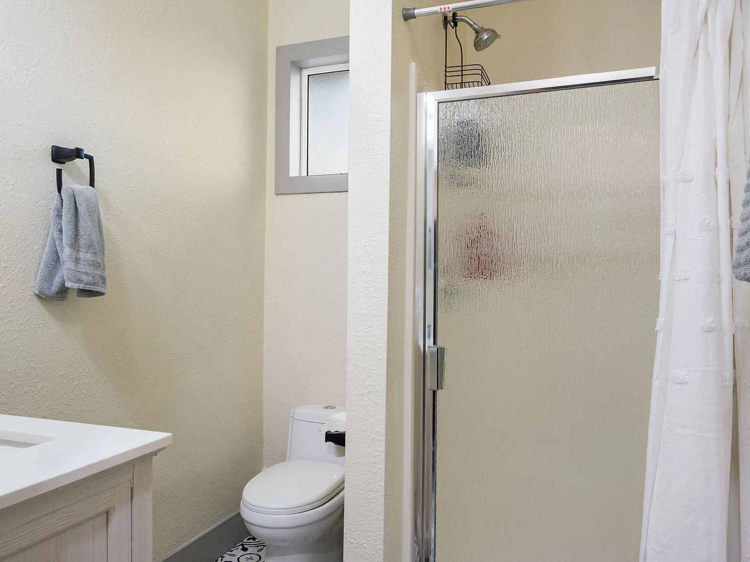 3 bed, 1323 sqft, $2,699 — Photo 3