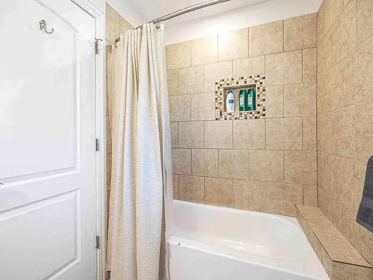 408 N Windsor Dr — Photo 25