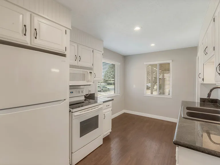 403 E Saunders St — Photo 13