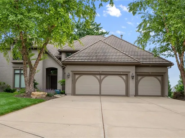 5834 Charlotte St, Shawnee, KS 66216