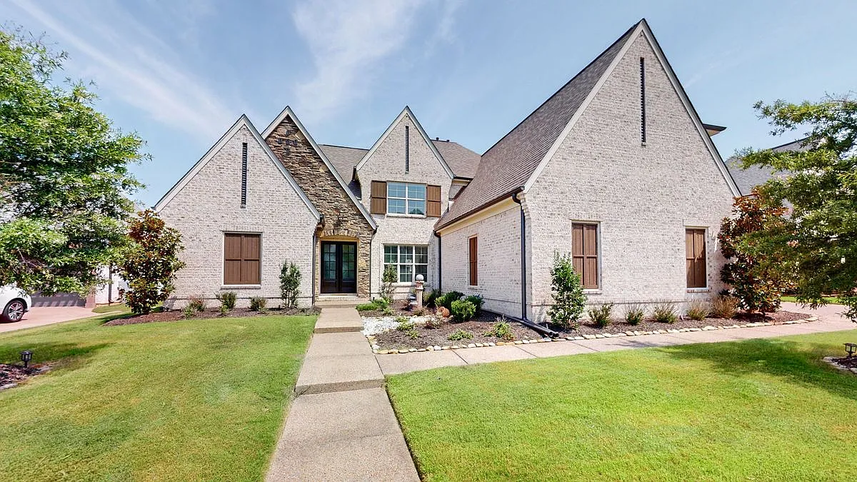 5 bed, 4.5 bath, 4933 sqft, $4,500 — Photo 3