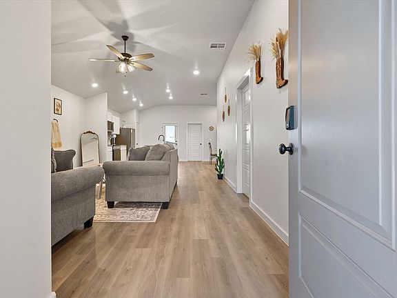 5th image of 2509 Kenwood Ave