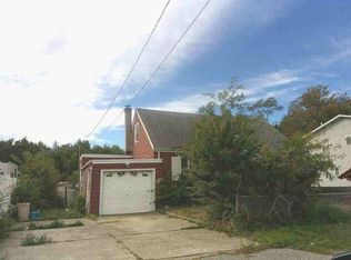 577 S 9th St, Lindenhurst, NY