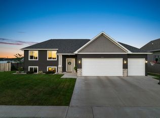 1501 Valley Bluffs Dr SE, Minot, ND 58701