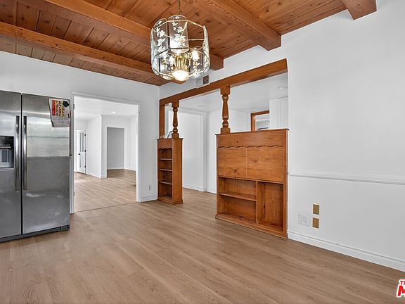 5th image of 23036 Victory Blvd